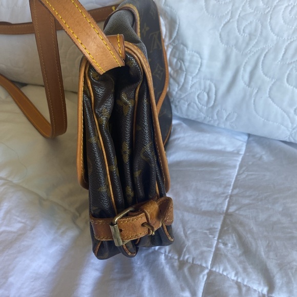 100% Authentic LOUIS VUITTON Saumur 30 Monogram Shoulder Bag. - Picture 3 of 16